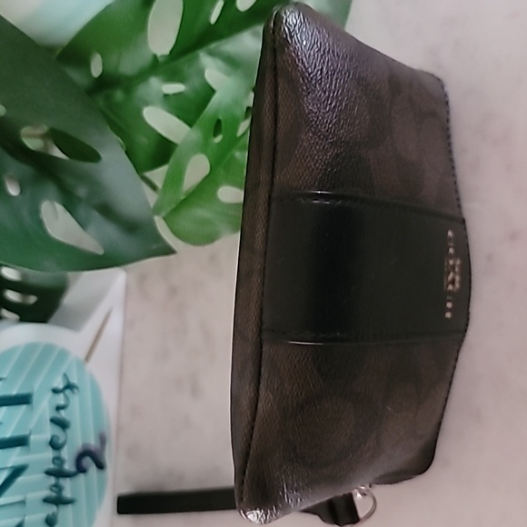 Coach used in great condition wristlet. Open to offers - Picture 5 of 8